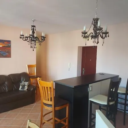 Charming Sunny 2 Bedrooms 1 Bath Appartement *